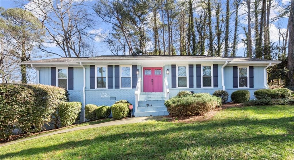 single story home featuring a front lawn