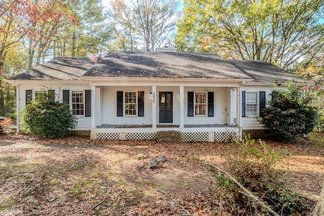 single story home with a porch