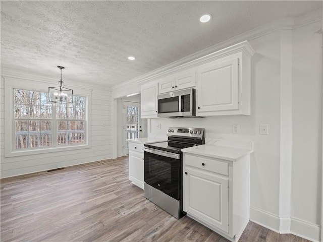 6333 Horizon Dr, Flowery Branch, GA 30542 - kitchen featuring stainless steel appliances, a chandelier, light countertops, light wood finished floors, and a textured ceiling