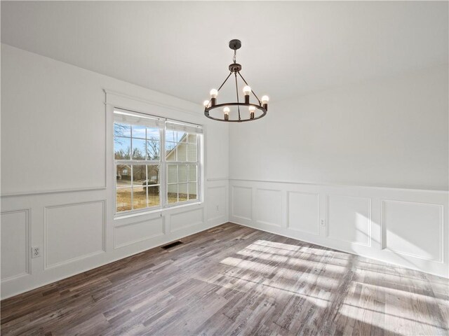 6333 Horizon Dr, Flowery Branch, GA 30542 - kitchen featuring appliances with stainless steel finishes, a sink, ornamental molding, a chandelier, and baseboards
