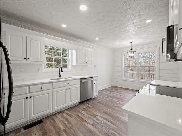 6333 Horizon Dr, Flowery Branch, GA 30542 - kitchen with stainless steel appliances, a sink, ornamental molding, a chandelier, and baseboards
