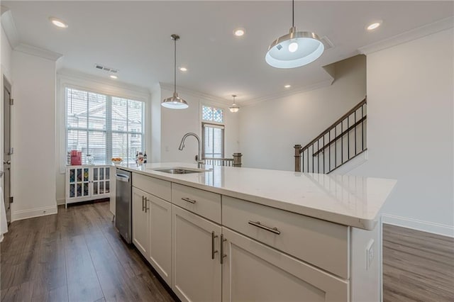 kitchen featuring visible vents, a sink, crown molding, dark wood-type flooring, and stainless steel dishwasher