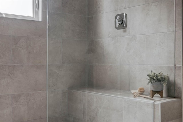 bathroom featuring tiled shower