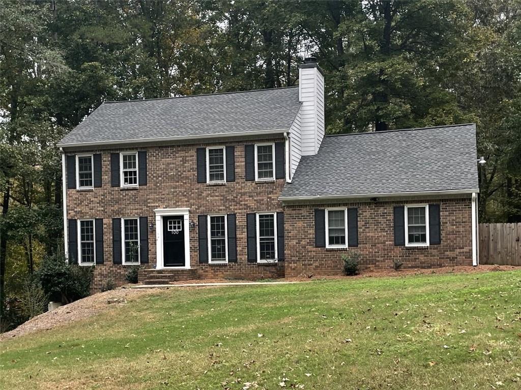 colonial inspired home featuring a front yard