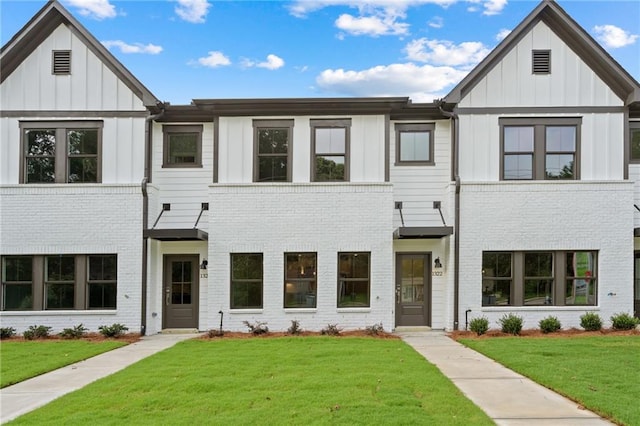 view of front of home with a front yard