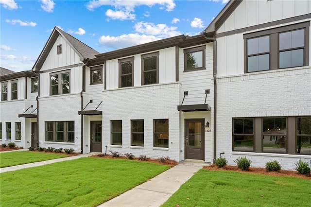 view of front facade with a front lawn