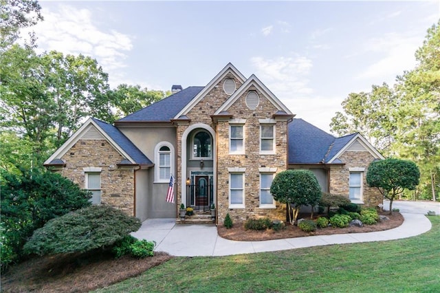 view of front of house with a front lawn