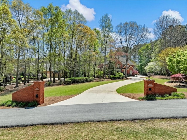 view of property's community featuring a yard