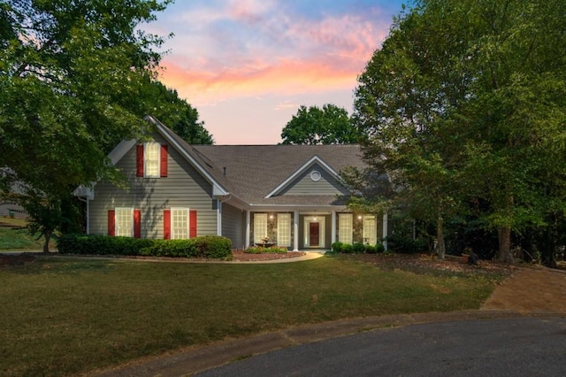 view of front of property featuring a lawn