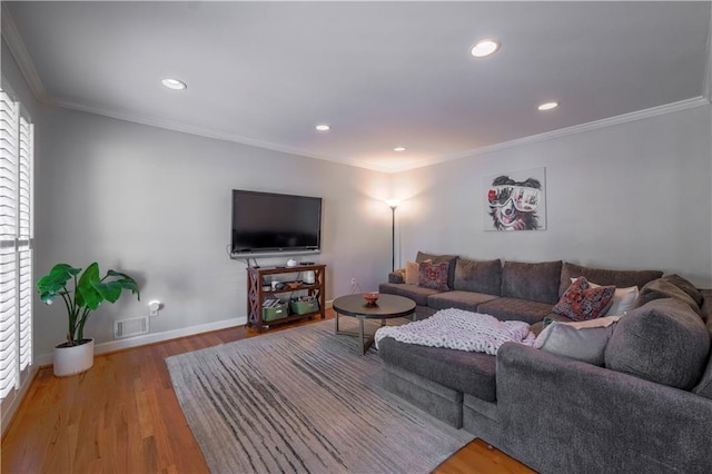 living room featuring recessed lighting, wood finished floors, crown molding, and baseboards