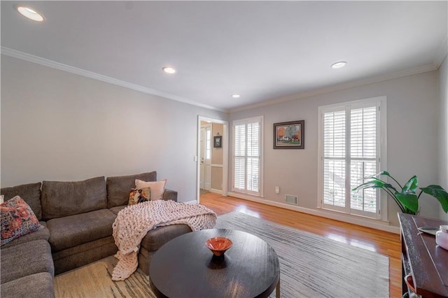 living room with light wood-style flooring, baseboards, crown molding, and recessed lighting