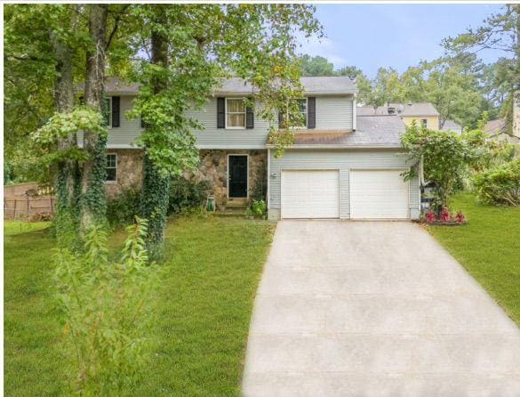 view of front facade featuring a garage and a front yard