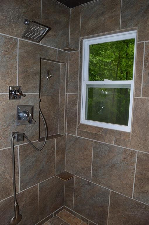 bathroom featuring a tile shower