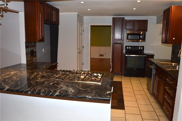 kitchen featuring stainless steel appliances, a sink, recessed lighting, and crown molding