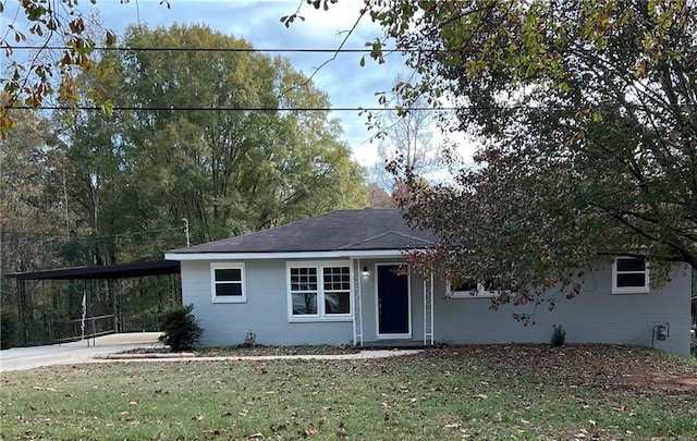 view of front of property featuring a front lawn and a carport