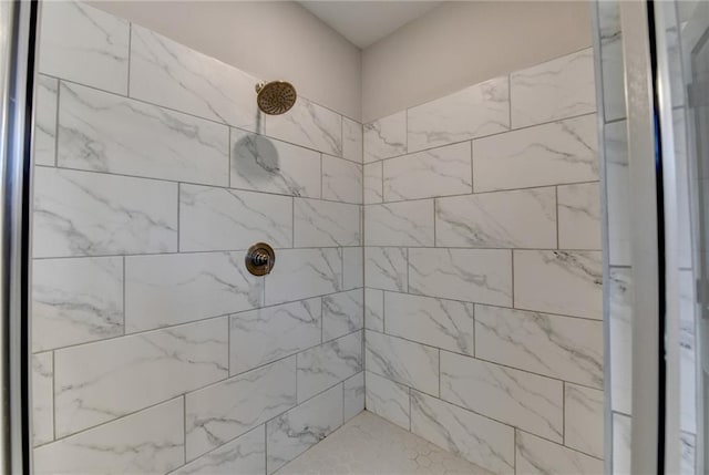 bathroom featuring a tile shower