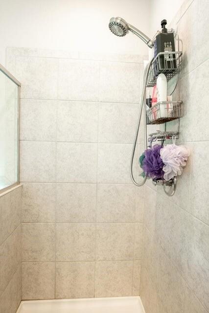 bathroom featuring a tile shower