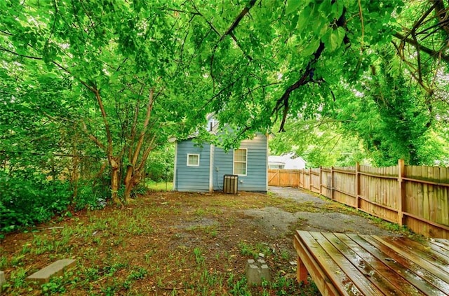 view of yard featuring an outbuilding