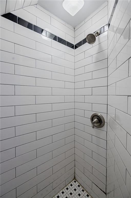 bathroom featuring tiled shower