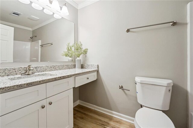 full bath featuring visible vents, crown molding, toilet, and wood finished floors