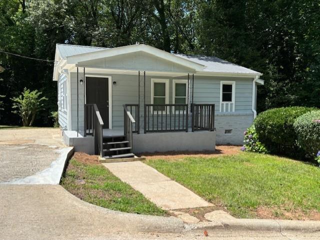 712 Emily St SE, Gainesville, GA 30501 - bungalow featuring a porch and a front yard