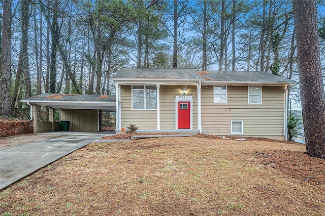 view of front facade featuring a carport and a front yard