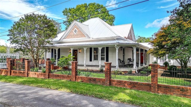 farmhouse-style home featuring a porch and a front yard