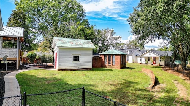 view of yard featuring a shed