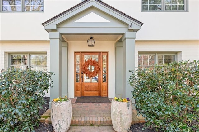 property entrance featuring stucco siding