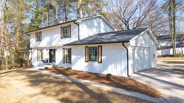 view of front facade featuring a garage