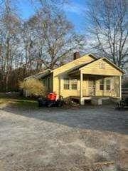 view of front of home featuring gravel driveway