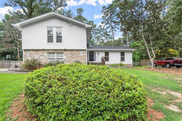 split level home featuring a front yard