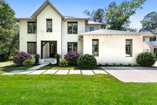 view of front of house with a front lawn