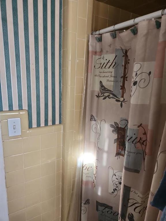 bathroom featuring a shower with shower curtain