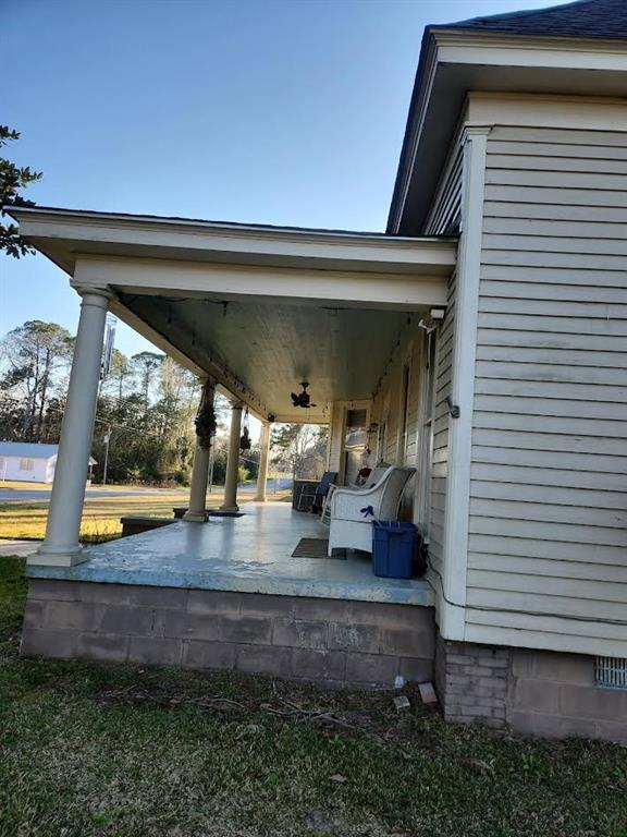 view of patio with covered porch and a ceiling fan