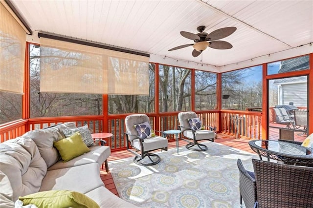 sunroom with ceiling fan