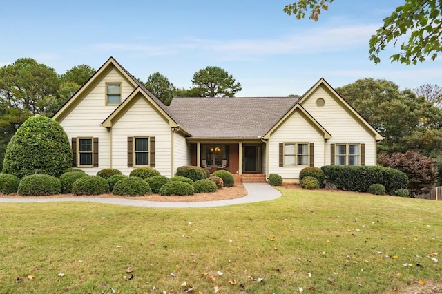 view of front facade featuring a front yard