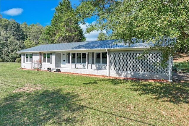 ranch-style house featuring a front yard