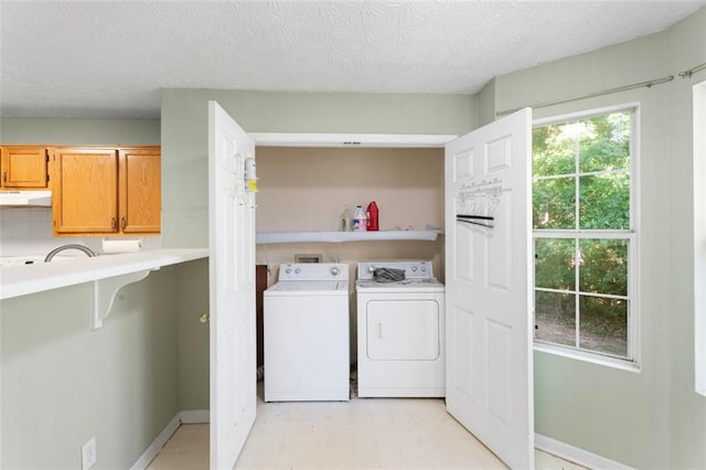 laundry area featuring a textured ceiling and independent washer and dryer