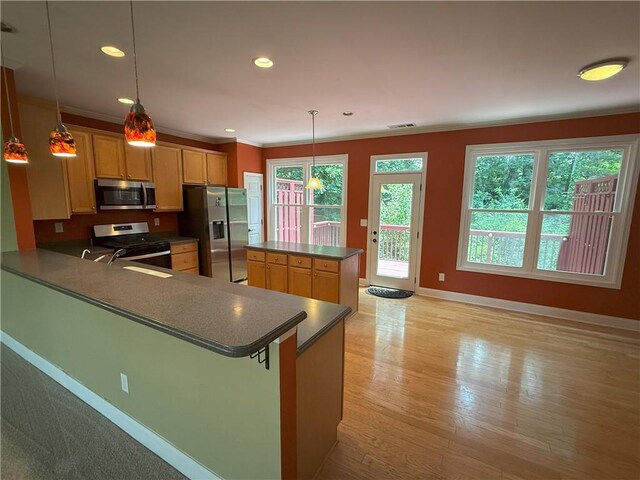 2895 Brandl Cove Ct Unit 4, Marietta, GA 30067 - kitchen featuring appliances with stainless steel finishes, a kitchen island, light wood-type flooring, crown molding, and recessed lighting