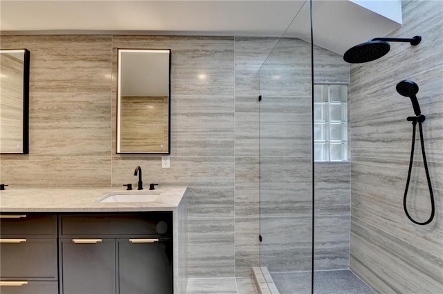 bathroom with tiled shower, vanity, vaulted ceiling, and backsplash