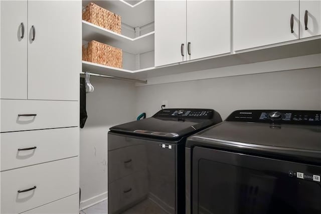 laundry room with cabinets and independent washer and dryer