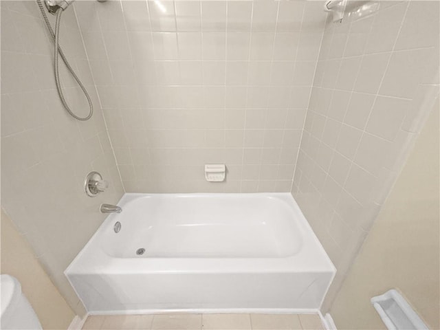 bathroom featuring tiled shower / bath combo