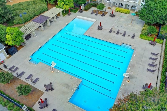 4770 Spring Park Cir, Suwanee, GA 30024 - community pool with a patio