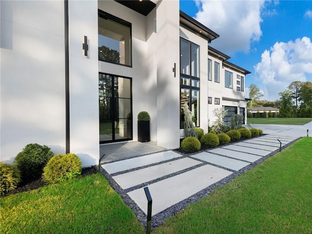 2940 Old Peachtree Rd, Dacula, GA 30019 - entrance to property featuring stucco siding and a yard