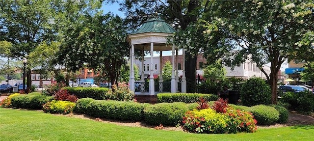 exterior space featuring a lawn