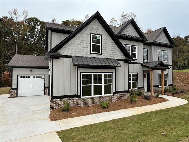 view of front facade featuring a front lawn and a garage