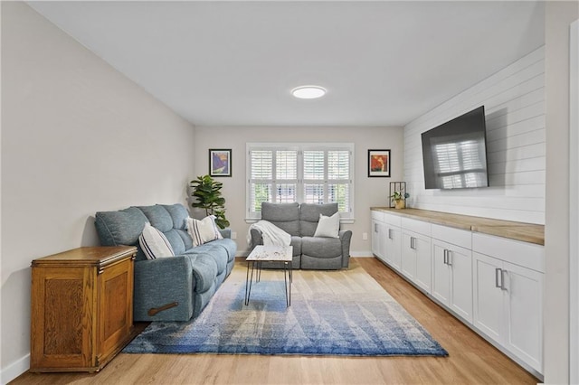 living area featuring light wood-type flooring and baseboards