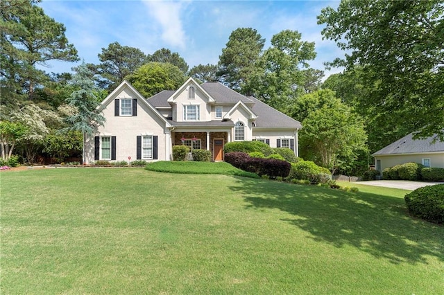 view of front facade featuring a front yard