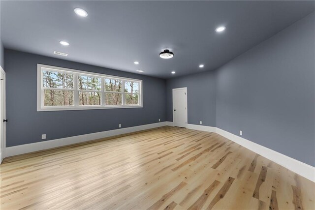 unfurnished room featuring light hardwood / wood-style floors and ceiling fan